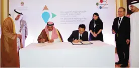  ??  ?? ABU DHABI: Foreign Minister Sheikh Sabah Al-Khaled Al-Sabah signs the Declaratio­n of Intent letter with ACD’s Secretary General Bundit Limschoon. — KUNA