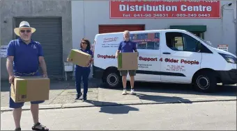  ??  ?? Tony McKeon, Dolores Kelly and Dave Turner head off with another delivery