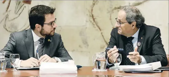  ?? ANDREU DALMAU / EFE ?? El vicepresid­ente Pere Aragonès y el presidente Quim Torra, en un momento de la reunión del Govern de ayer