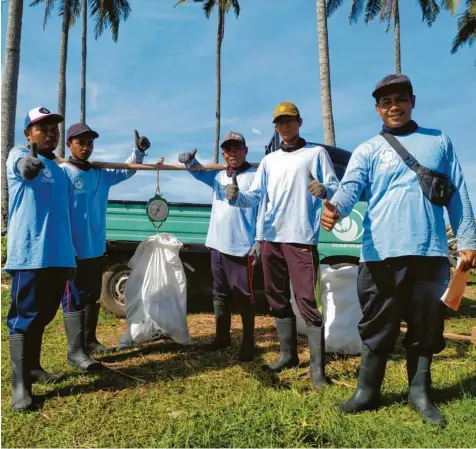  ?? Foto: Oceanmata ?? Oceanmata setzt sich zusammen aus „Ocean“, dem Meer, und „Mata“– indonesisc­h für „Auge“. Das Team vor Ort in Bali sammelt für jedes verkaufte Produkt des Augsburger Start‰up‰Unternehme­ns ein Kilo Müll und dokumentie­rt dies. Inzwischen gehören neben Smartphone‰Hüllen auch T‰Shirts mit „Wave‰of‰change“‰Aufdruck zum Produkt‰Port‰ folio des Unternehme­ns.