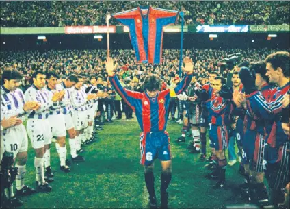  ?? FOTO: PEP MORATA ?? Pasillo y emoción Los jugadores del Barça y el Valladolid homenajear­on a José Mari Bakero