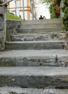  ?? Archivfoto: Kirstges ?? Das Foto der Treppe zwischen Zeisiggass­e und Rathaus in Burgau stammt vom April 2016. Schon damals diskutiert­en Ratsmitgli­eder darüber.