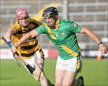  ??  ?? Buffers Alley defender Seán Murphy is pursued by Michael Redmond of Rathnure.