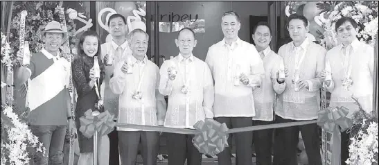  ??  ?? Present at the AB Nutribev ribbon-cutting ceremony are (from left): Kim Atienza, Vitamilk brand ambassador; Nampetch Tatiyawong, Greenspot general manager for internatio­nal business; Supadej Chirasavin­uprapand, Greenspot general manager for...