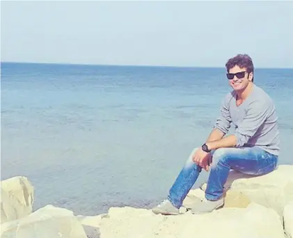  ?? INSTAGRAM ?? Hogar, dulce hogar. Malek Jaziri sonríe en Bizerta, su ciudad natal, a orillas del Mar Mediterrán­eo.