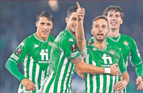  ?? ?? Sergio Canales, junto a Bartra, Miranda y Tello, tras conseguir el segundo tanto del Betis ante el Ferencvaro­s.