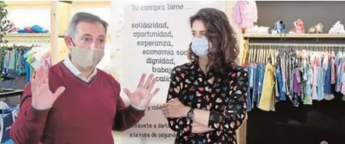  ?? JCCM ?? Nuria Chust, durante su visita a la tienda de Cáritas en Toledo