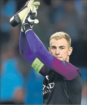  ?? FOTO: GETTY ?? Hart aplaude a la grada del Etihad , en el que quizás jugó su último partido de local