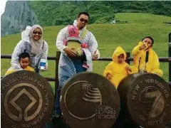  ??  ?? DR Anayasmin bersama suami dan empat
anak mereka ketika di Korea.