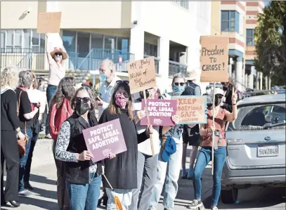  ?? PHOTOS BY MARIO CORTEZ — THE TIMES-STANDARD ?? Local residents gathered at the Humboldt County Courthouse for a rally in support of the Roe v. Wade decision.