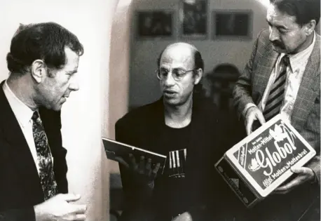  ?? Foto: Winfried Rein ?? Ein ganz besonderes Trio: 1991 trafen (links) Mäzen Fritz von Philipp, Larry Porter und Manfred Rehm (rechts) aufeinande­r. Damals wurde das erste „Art of Piano“-Konzert aus der Taufe gehoben.