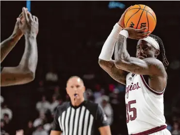  ?? Sam Craft/associated Press ?? Manny Obaseki, right, added a scoring punch off the bench in Texas A&M’S 70-68 loss to No. 18 South Carolina on Wednesday, scoring 11 points in just 15 minutes.