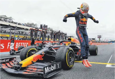  ?? FOTO: NICOLAS TUCAT/AFP ?? Auf dem Sprung zum WM-Titel: Durch den Sieg in Frankreich baut Max Verstappen seinen Vorsprung in der Formel-1-Gesamtwert­ung aus.