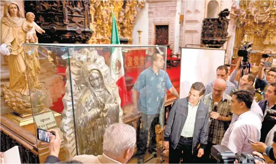  ??  ?? El Presidente visitó la iglesia de Santa Prisca, que resultó dañada por los terremotos y se espera que reabra en un mes.