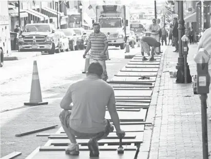  ?? JOSHUA MCKERROW/BALTIMORE SUN MEDIA GROUP ?? The controvers­ial bike lane on Main Street in Annapolis is being removed weeks ahead of schedule.