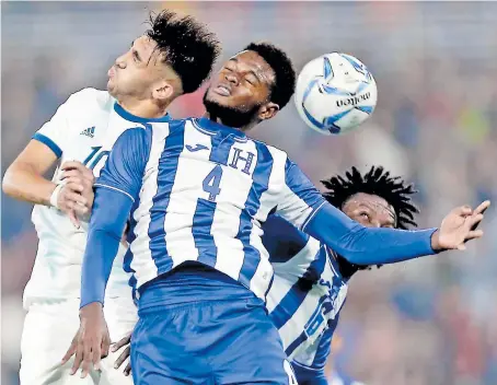  ??  ?? ACCIÓN. Elvin Oliva y José García disputan el balón con Nicolás González.