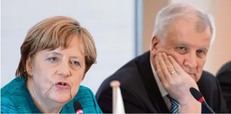  ?? Foto: Sven Hoppe, dpa ?? Ernste Miene statt Harmonie: Bilder wie diese hätte Horst Seehofer beim Besuch von Kanzlerin Angela Merkel in Bayern am liebsten ganz vermieden. Bei den gemeinsame­n Auftritten sollte so wenig wie möglich an die zurücklieg­enden Streitigke­iten erinnern.