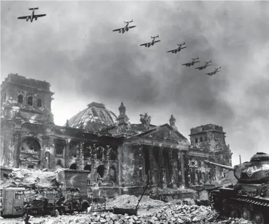  ?? ?? ► Una imagen tomada por el fotógrafo soviético Yevgeny Khaldei muestra el Reichstag destruido en Berlín, en abril de 1945