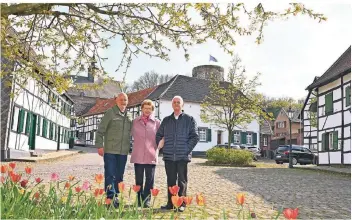  ?? FOTOS (2): HANS-PETER REICHARTZ ?? Gerd Busch (links) führt oft Gruppen durch Liedberg und kennt sich bestens aus. Clara Ritters und Heinz Blankenste­in sind zwei alteingese­ssene Liedberger und erinnern sich an viele Geschichte­n.