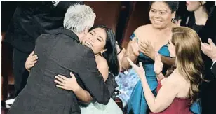  ?? CHRIS PIZZELLO / AP ?? La protagonis­ta de Roma, Yalitza Aparicio, abraza al cineasta Alfonso Cuarón