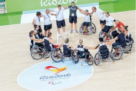  ?? Foto: Kay Nietfeld, dpa ?? Bei den Paralympic­s in London gewannen die deutschen Teilnehmer 66 Medaillen, die Rollstuhlb­asketball-Frauen (im Bild) holten Gold. Wenn es nach dem Deutschen Behinderte­nsportverb­and geht, dürfte es diesmal sogar noch mehr Edelmetall geben.