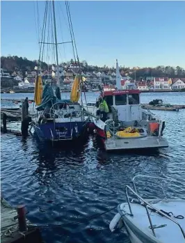  ?? FOTO: ØYVIND WONDERBAUM JOHNSEN ?? KRAFTIG LENSEPUMPE: Når båten endelig kan løftes litt opp fra havbunnen, blir det satt inn en kraftig lensepumpe før det endelige løftet mandag kveld opp på land for naermere inspeksjon og mulig reparasjon av de omfattende skadene.