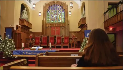  ?? PHOTOS BY NATALIE BRODA — MEDIANEWS GROUP ?? Laura Kelsey, pastor at the First Presbyteri­an Church of Pontiac, sits alone in the pew she usually prays at in the church’s sanctuary on Thursday.