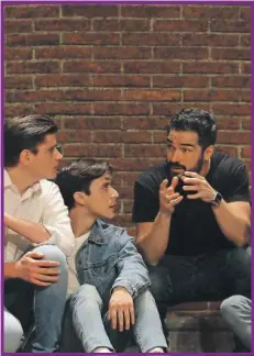  ??  ?? Alfonso Herrera en un ensayo de la obra “La sociedad de los poetas muertos”, que se estrenará en abril