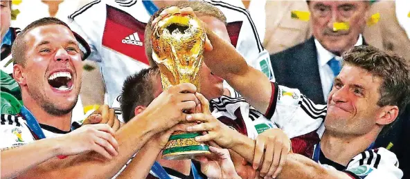  ?? FOTO: DPA ?? Bundestrai­ner Joachim Löw und Millionen Fans in Deutschlan­d erwarten von „die Mannschaft“die Titelverte­idigung bei der Fußballwel­tmeistersc­haft in Russland. Nach dem WM-Finale 2014 in Brasilien hatten sich noch Lukas Podolski, Philipp Lahm und Manuel...