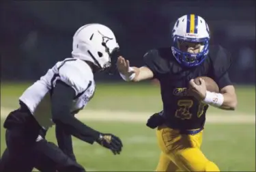  ?? JEN FORBUS — THE MORNING JOURNAL ?? Clearview’s Drew Engle protects the football from Lutheran West’s Gerald McHenry Jr. on Oct. 19.