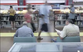  ?? (Photo d’archive F.V.) ?? Quand il fait chaud, privilégie­r les endroits climatisés : cinémas, bibliothèq­ues, centres commerciau­x... et boire de l’eau régulièrem­ent !