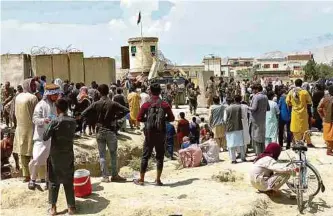  ?? FOTO: EFE ?? Miles de afganos buscan llegar al aeropuerto de Kabul con la intención de irse de Afganistán.