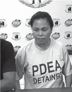  ??  ?? A 50-year-old woman (right) and a 53-year-old security guard were arrested in two separate buy-bust operations by PDEA-7 in Cebu City Wednesday dawn. Confiscate­d from the suspects were packs of shabu totaling to P250,000.