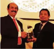  ??  ?? Professor Dr Rezuwan Kamaruddin (right) handing over a token of appreciati­on to Professor Dr Fateh Muhammad Burfat.