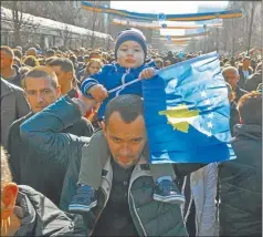  ?? AP ?? BANDERAS. Festejos en las calles de Pristina, la capital.