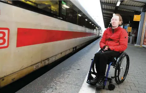  ?? Foto: Silvio Wyszengrad ?? Architekt Johannes Voit fährt oft mit der Bahn. Doch nicht immer klappt das auch reibungslo­s. Am Samstagmor­gen zum Beispiel kann ihm die Bahn keinen Helfer zur Verfügung stellen, der ihm beim Einsteigen behilflich ist.