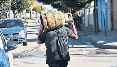  ?? PEDRO CASTILLO/ARCHIVO ?? SIN GAS NATURAL. Los hogares de menores recursos no tienen acceso al gas de red y están obligados a utilizar garrafas y tubos.