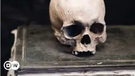  ??  ?? Les crânes humains peuplent les musées du monde entier - aussi ceux d'Africains arrachés à leurs pays.
