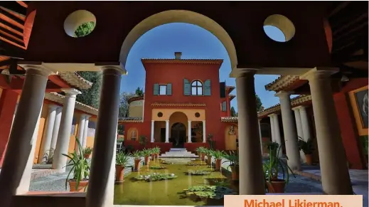  ??  ?? Ferdinand Bac a imaginé le jardin d’Homère comme un patio espagnol en forme d’hémicycle décoré de fresques représenta­nt l’Odyssée.