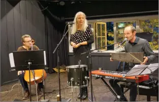  ??  ?? Yleisö pääsi matkalle Kalevalan mystiseen maailmaan myös musiikin kautta. Muusikot Ann Margaret Nilsen, Trygve Beddari ja Tov Ramstad esittivät katkelmia Kalevalast­a.