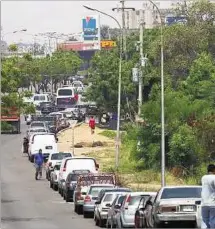  ??  ?? DIFÍCIL.
Larga fila de vehículos para obtener nafta en Maracaibo.