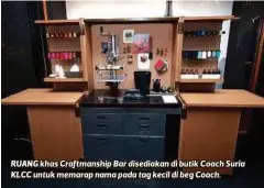  ??  ?? RUANG khas Craftmansh­ip Bar disediakan di butik Coach Suria KLCC untuk memarap nama pada tag kecil di beg Coach.