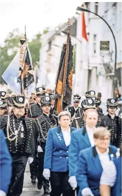  ?? RP-FOTO: ANDREAS ENDERMANN ?? Am Sonntagnac­hmittag zog die Schützenpa­rade durch die Straßen von Lierenfeld.