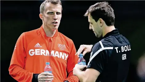  ?? FOTO: DPA ?? Der Trainer und sein Star: Jörg Roßkopf (li.) spricht mit Timo Boll bei den Olympische­n Spielen 2016 in Rio de Janeiro.