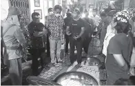  ?? EDI SUSILO/JAWA POS ?? JALUR REMPAH: Rombongan dari Kemendikbu­d beserta Pemkot dan DPRD Surabaya meninjau sumur Jobong di Peneleh.