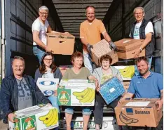  ?? Foto: Walter Kleber ?? Hatten am Sammeltag der Rumänienhi­lfe Stauden wieder alle Hände voll zu tun: (vor ne von links) Martin Böck, Melanie Egger, Maria Kleber, Brigitte Sommer und Tho mas Maidorn; (hinten von links) Winfried Egger, Franz Weimeier und Ulrich Hart mann.