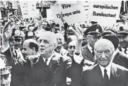  ?? FOTO: DPA ?? Mit Frankreich­s Staatspräs­ident Charles de Gaulle (l.) 1962 vor dem Bonner Rathaus. Die Bürger jubeln.