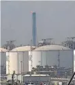  ?? FOTO: AFP ?? Eine Gas-Verflüssig­ungs-Anlage in Katar. In diesem Wirtschaft­szweig gehört das Land zu den großen Anbietern der Welt.