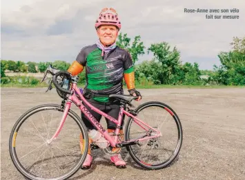  ??  ?? Rose-Anne avec son vélo fait sur mesure