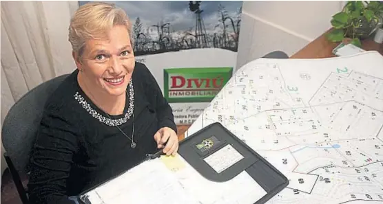  ?? (LA VOZ) ?? Consultas. María Eugenia Diviú tiene una inmobiliar­ia en Santa Rosa, y no para de recibir llamados de gente de Buenos Aires, que busca mudarse.